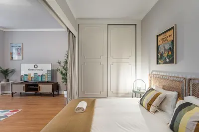 a bedroom with a bed and a desk in it at GuestReady - A warm city refuge in Cedofeita in Porto