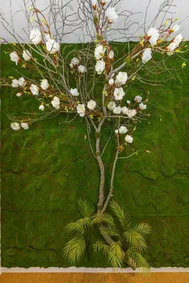 a painting of a tree on a green wall at Sittium in Porto