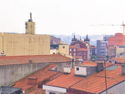 a view of roofs of a city with buildings at Ninho 424 in Porto