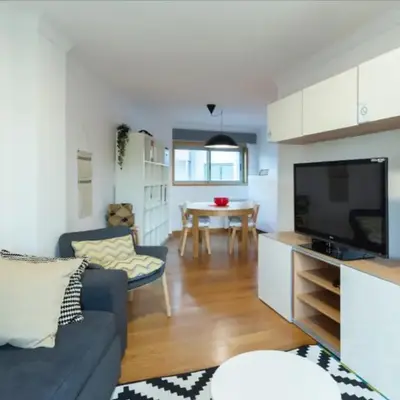 Host Wise - Deluxe Modern Flat w Balcony