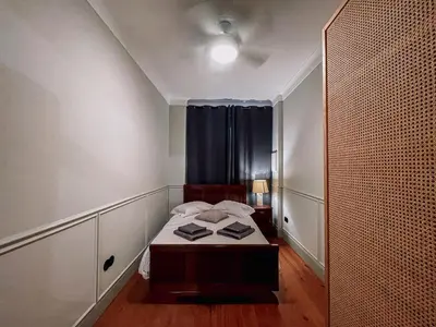 a small room with a bed and a window at Prédio da Estação in Porto