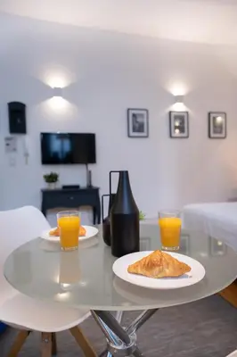a table with two plates of food and two glasses of orange juice at Host Wise - Peaceful Amazing Apartment - Ace Location in Porto