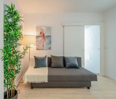 a bedroom with a bed and a potted plant at Host Wise - Peaceful Sunny Flat - Ace Location in Porto