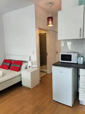 a kitchen and living room with a couch and a microwave at Constituição 1012 in Porto