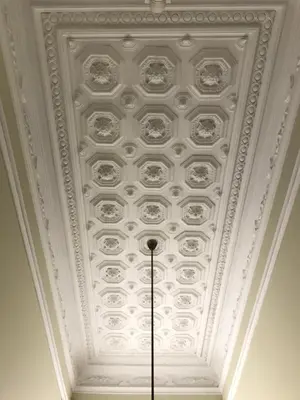 a coffered ceiling in a room with a microphone at Maison des Amis Porto in Porto