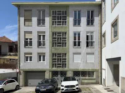 two cars parked in front of a building at OPO Domus in Porto