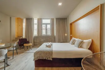 a hotel room with a bed and a table at Flores Deluxe by Hosty in Porto