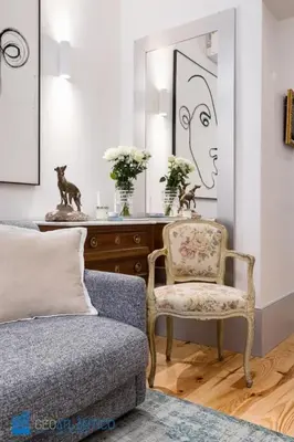 a kitchen with white cabinets and a tote bag at Quinta da Boa Vista Garden & Terrace in Porto