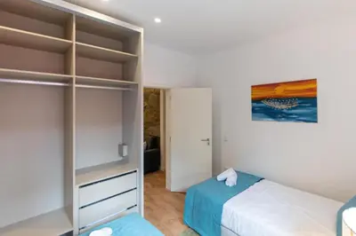 a bedroom with a bed and a closet at Dellarose Max in Porto