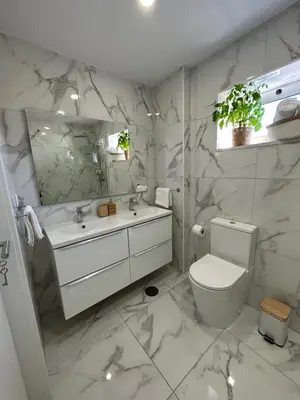 a bathroom with a toilet and a sink and a mirror at Fantástico T3 Porto - 6 Pessoas - Novo in Porto