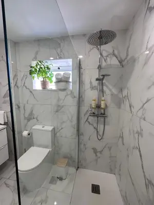 a bathroom with a shower with a toilet and a sink at Fantástico T3 Porto - 6 Pessoas - Novo in Porto