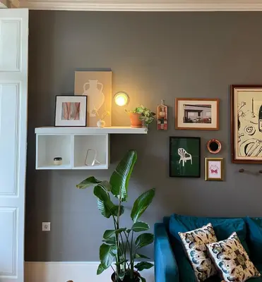 a living room with a blue couch and a plant at Central location with balcony & equipped kitchen in Porto