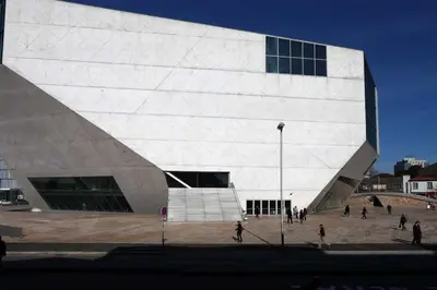 a large building with people walking in front of it at Lips Friendship Shelter in Porto