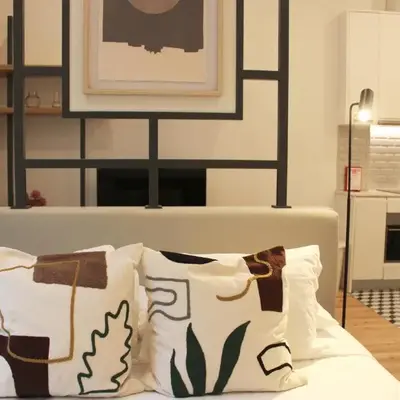Modern Flat Near Trindade by LovelyStay