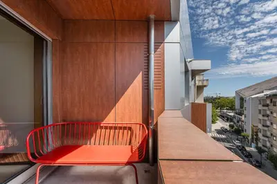 a red bench sitting on the side of a building at GuestReady - Teddy Jazz in Porto