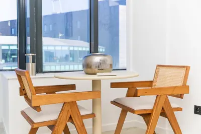 a table with two chairs and a table with a vase at Oporto Charming Studio Gaia in Vila Nova de Gaia