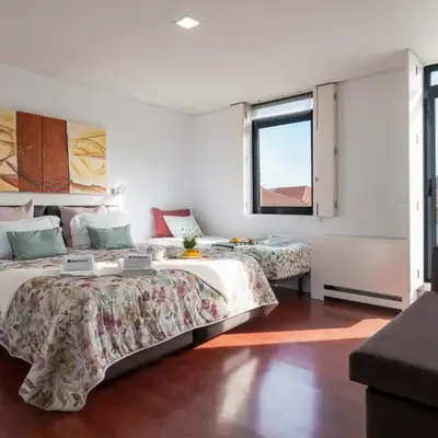 Host Wise - Cozy House w Balcony