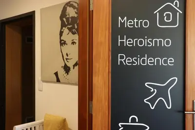 a sign that says metro herononresulum resistance at Estudio Metro heroismo in Porto