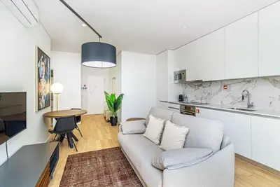 a living room with a couch and a table at Paraíso 57 D in Porto