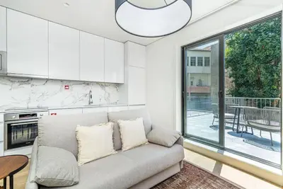 a living room with a couch and a table at Paraíso 57 D in Porto