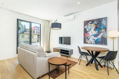 a living room with a couch and a table at Paraíso 57 D in Porto
