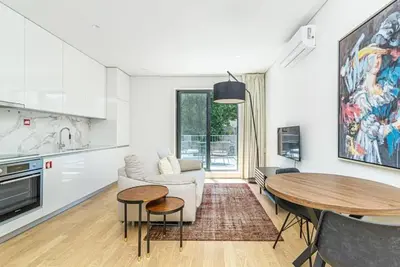 a living room with a couch and a table at Paraíso 57 D in Porto