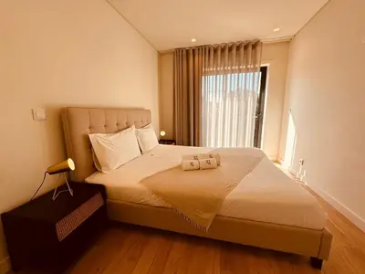 a bedroom with a large bed with a large window at Paraíso P in Porto