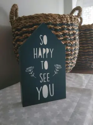 a sign that says so happy to see you next to a basket at Lulapartment III in Porto