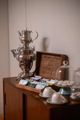 a trophy sitting on top of a table with dishes at Casa Zogbi Hotel in Porto