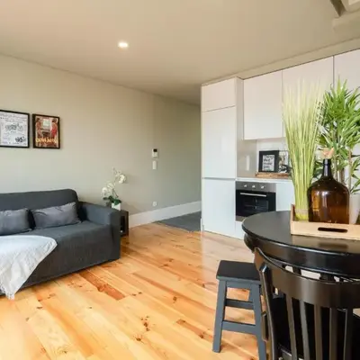 Host Wise - Modern Design Duplex w Balcony