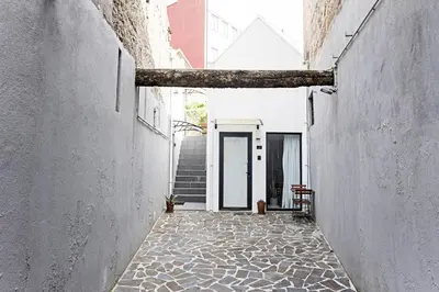 an alleyway with a door in a building at Vila Terra Studio Studio I in Vila Nova de Gaia