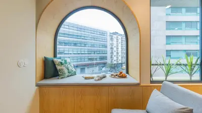 an arched window with a bench in front of a window at Charming apartment frente in Porto
