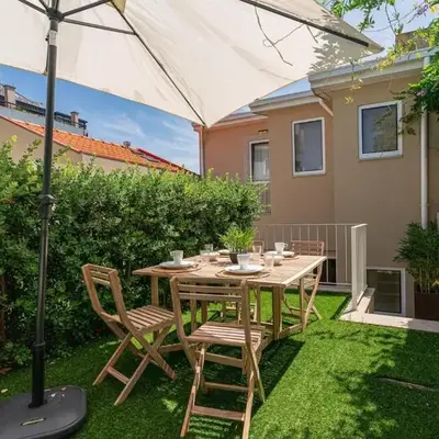 Apt with beautiful garden in the heart of the city