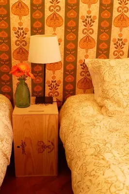 a bedroom with a bed and a table with a lamp at Apartamento Vintage 1 in Porto