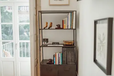 a book shelf next to a door with books at Flores Premium by Hosty in Porto