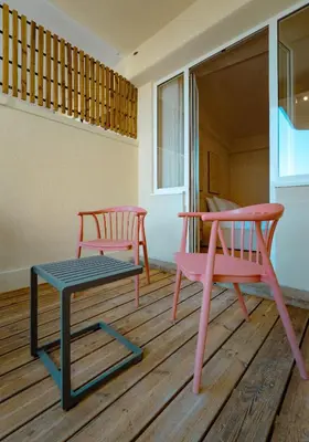 two pink chairs and a bench in a room at The Cale - Porto, Firmeza 1 in Porto
