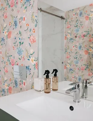 a bathroom with a sink and a mirror at Flair Living in Vila Nova de Gaia