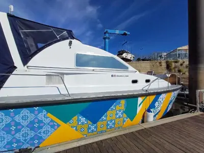 a boat painted on the side of a dock at SLEEPBOAT Golden Life in Porto
