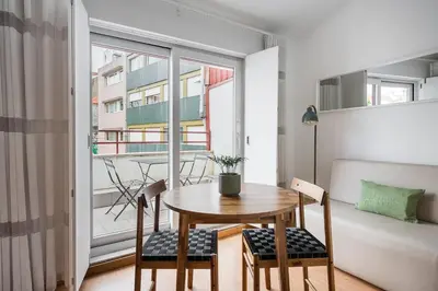 a small apartment with a table and chairs and a bed at GuestReady - Invicta Porto Guest House in Porto