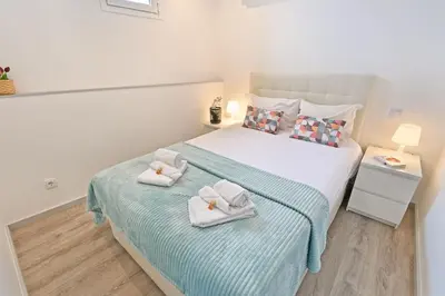 a bedroom with a bed with towels on it at Crystal Palace House - T2 - D13 in Porto