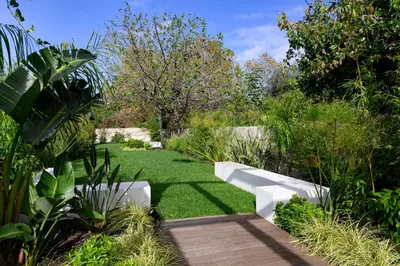 a garden with a bench in the middle of a yard at Charming apartment in Cedofeita by Lisbeyond in Porto