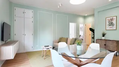 a living room with a couch and a table at Green House Apartamento Espaçoso e Central in Porto