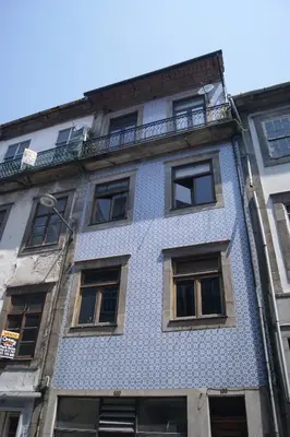 a blue building with windows and a balcony at Apartamento Formosa in Porto