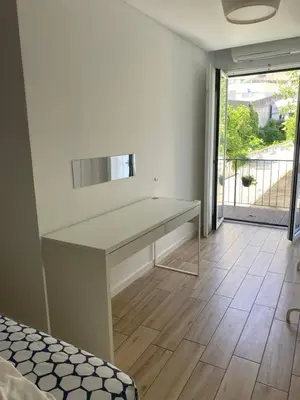 a white desk in a room with a window at Apartamento Formosa in Porto