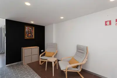 two chairs and a table in a waiting room at Rosario Duplex in Porto