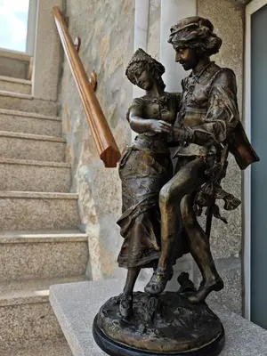 a statue of a man and a woman at Well at Home in Vila Nova de Gaia