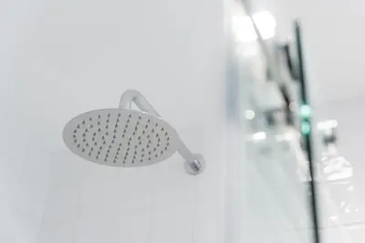 a shower head on the side of a shower at Candy Crush in Porto