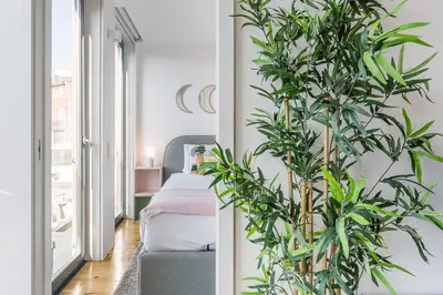a living room with a couch and a plant at Candy Crush in Porto