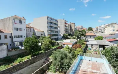 a view of the city from the roof of a building at Apartamento T3 perto do Centro do Porto, Check-in 24 horas,Cozinha totalmente equipada, Wi-Fi 44Mbps, Propriedade Confortável e Espaçosa, Com Vaga de Carro Pública, Adequada para famílias, hóspedes em negócios e grupos de amigos e nomades digitais in Porto