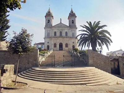 an old building with stairs leading to a church at Apartamento T3 perto do Centro do Porto, Check-in 24 horas,Cozinha totalmente equipada, Wi-Fi 44Mbps, Propriedade Confortável e Espaçosa, Com Vaga de Carro Pública, Adequada para famílias, hóspedes em negócios e grupos de amigos e nomades digitais in Porto